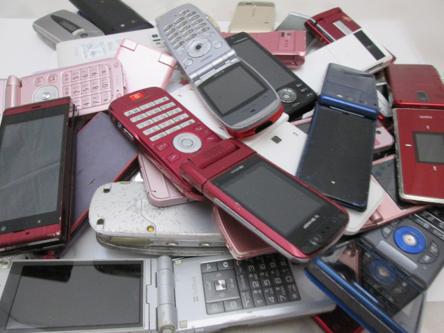 使用済み携帯電話から抽出した高品質の金メッキリボン。リサイクル、精製、または工業用途に最適です。 携帯電話からレアメタルは取り出せる？ スマホを破砕して価値を調べて