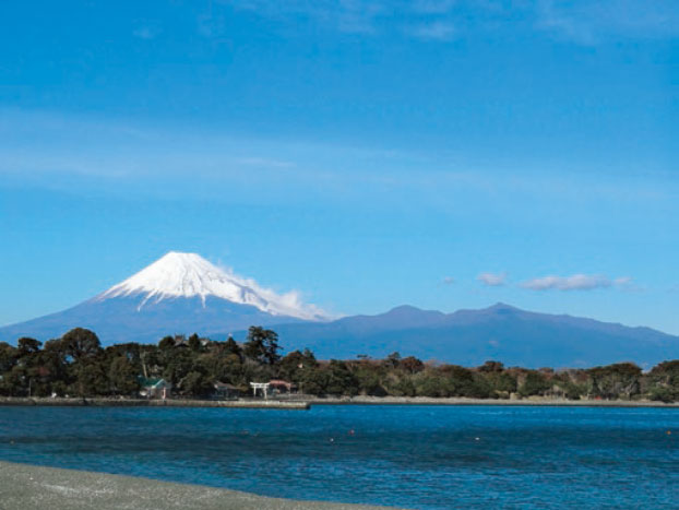 富士山（左）と愛鷹山（右）